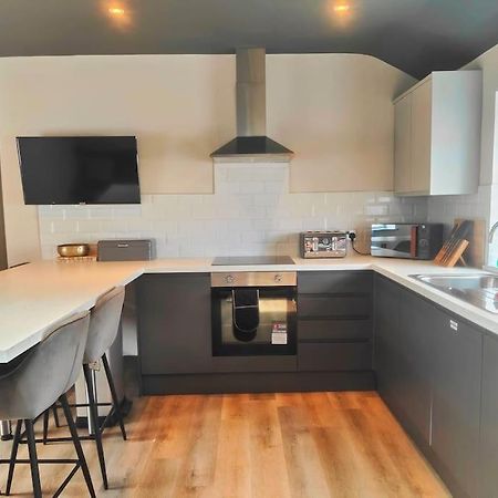 Sloane Modern 2 Bedroom Seafront Apartment แบล็คพูล ภายนอก รูปภาพ