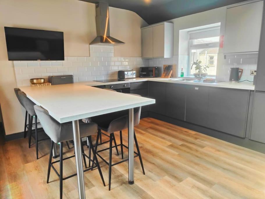 Sloane Modern 2 Bedroom Seafront Apartment แบล็คพูล ภายนอก รูปภาพ