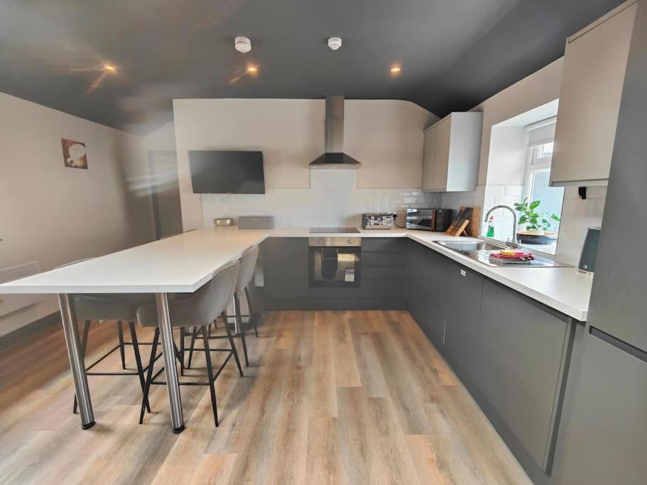 Sloane Modern 2 Bedroom Seafront Apartment แบล็คพูล ภายนอก รูปภาพ