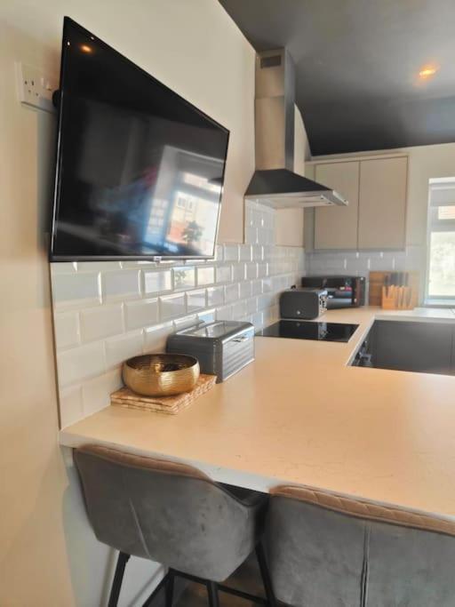 Sloane Modern 2 Bedroom Seafront Apartment แบล็คพูล ภายนอก รูปภาพ