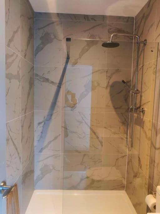 Sloane Modern 2 Bedroom Seafront Apartment แบล็คพูล ภายนอก รูปภาพ