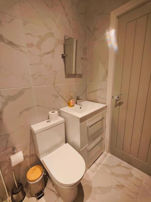 Sloane Modern 2 Bedroom Seafront Apartment แบล็คพูล ภายนอก รูปภาพ
